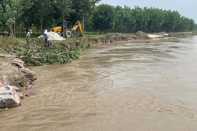 10 acres of crops were washed away due to erosion on the banks of Yamuna