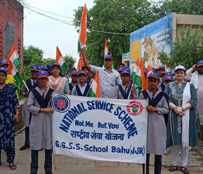 Girls took out a tricolor procession in Kanya Vidyalaya Bahu