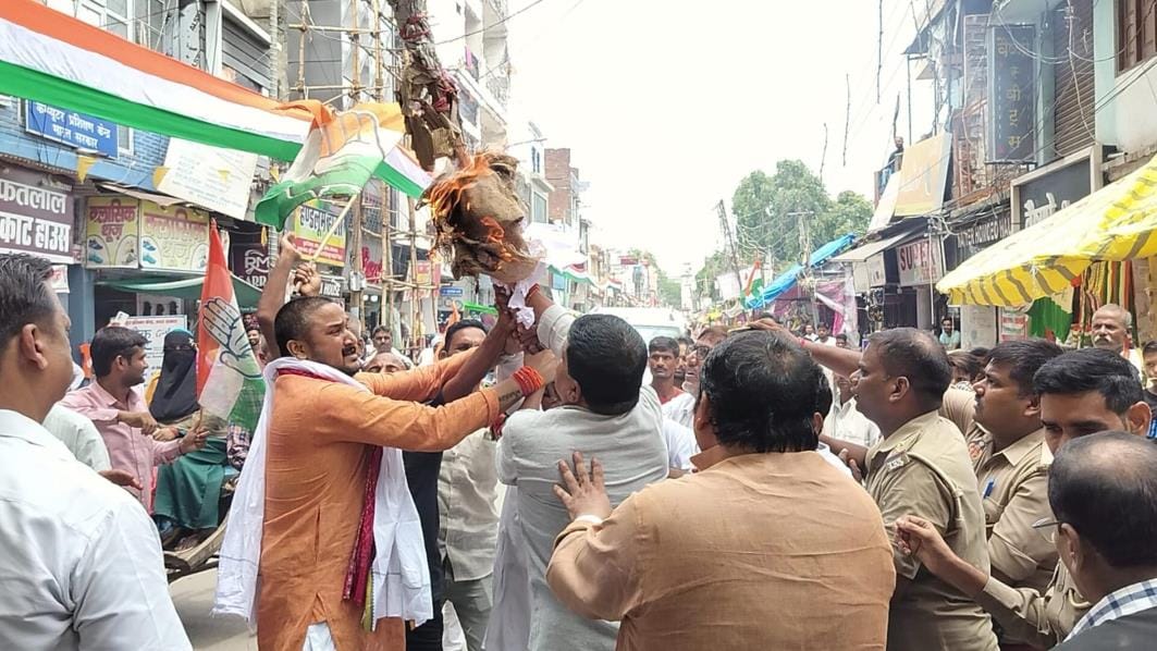 Congress workers protest, burn effigy of Election Commission