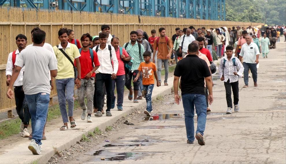 Fare is high...yet we have to cross Ganga Barrage bridge on foot