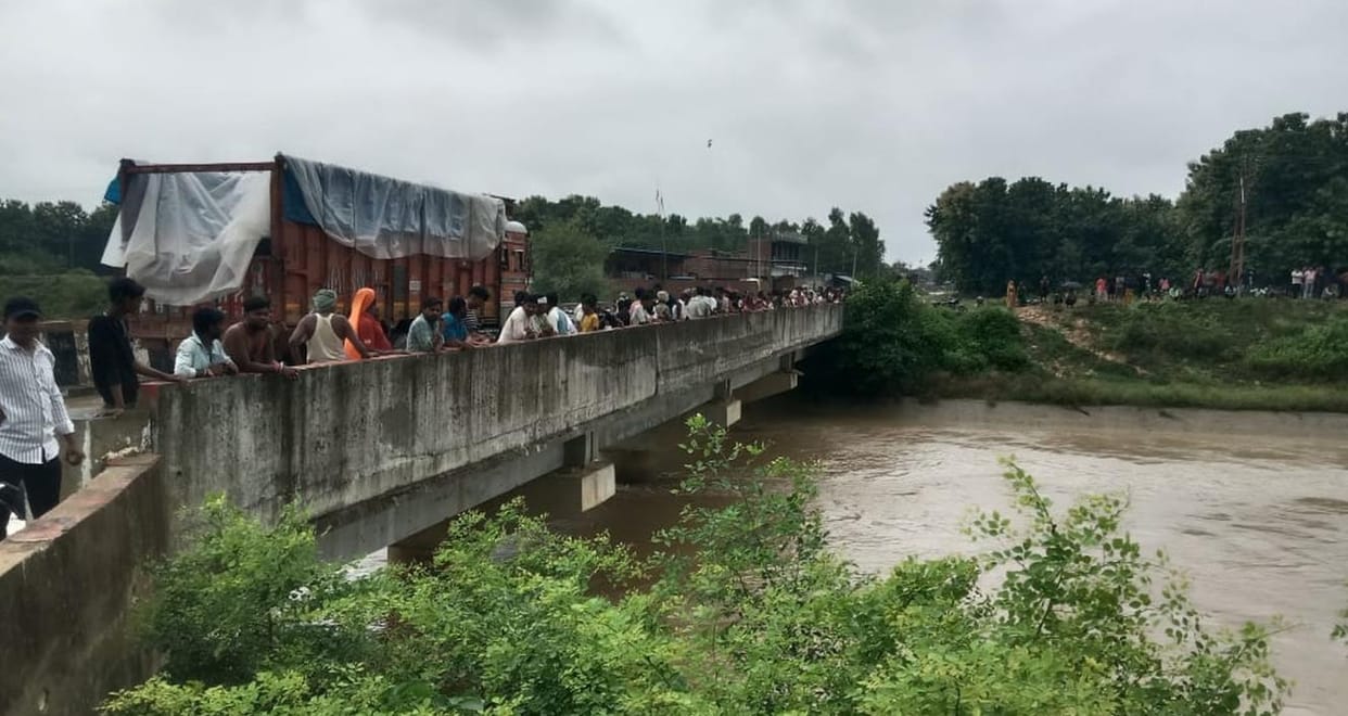A young man jumped into the canal at midnight, his mobile was found on the bridge