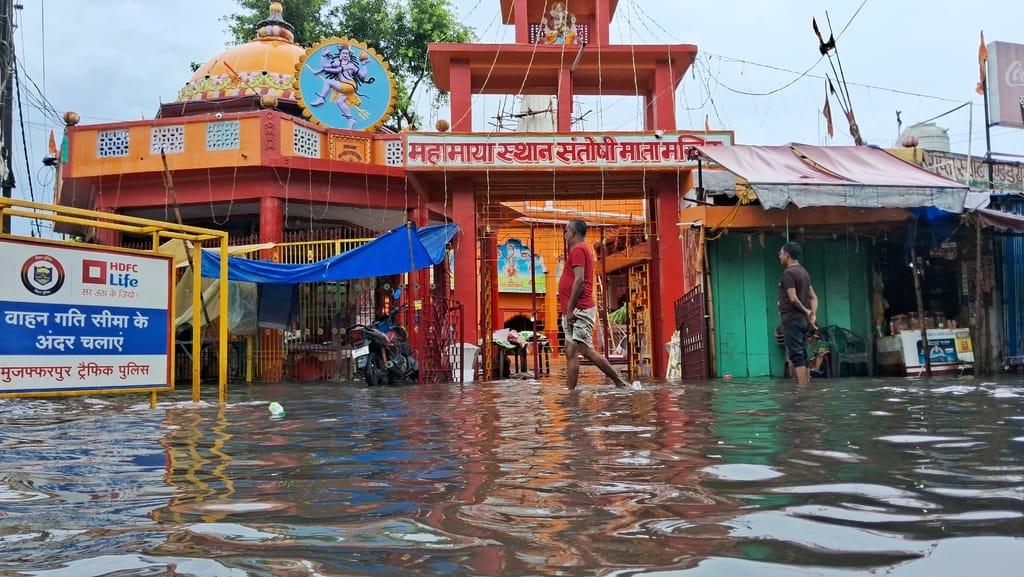 Muzaffarpur Bihar news :water logging in town vvip area submerge people angry on nagar nigam