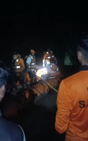 Gorakhpur News: Motor boat stuck in the swollen Saryu due to technical fault in the engine