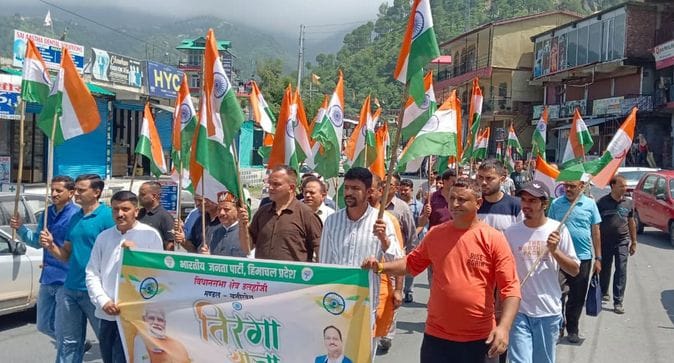 Tiranga Yatra taken out in Bathari in memory of martyrs