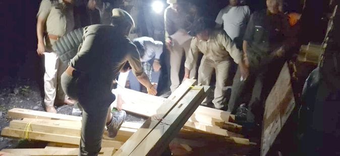 Forest mafia fearless in Saluni, tried to crush forest guard at check post