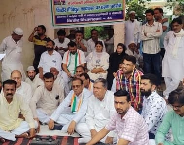 Congressmen staged a sit-in protest at SDO office against smart meters and corruption