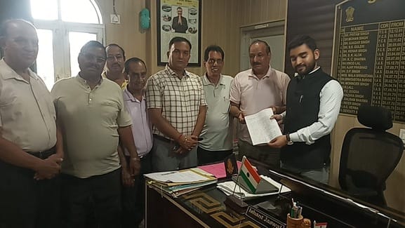 Kangra-Matoor road turned into potholes, people submitted memorandum