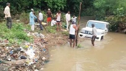 Bolero swept away due to overflowing of culvert, youth rescued the car riders safely