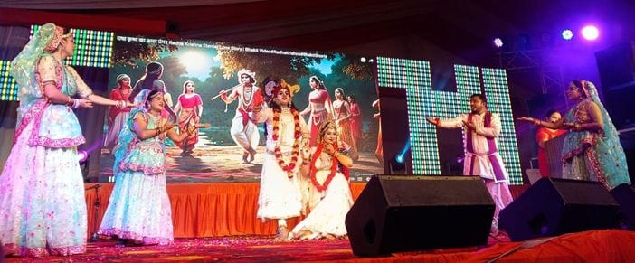 The scene of Kajli fair became Vrindavan-like with peacock dance and Holi of flowers