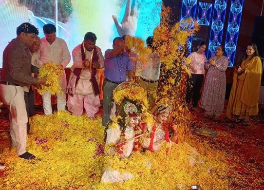 The scene of Kajli fair became Vrindavan-like with peacock dance and Holi of flowers