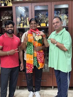 Asha Rani won 4 gold medals in the National Power Lifting Competition