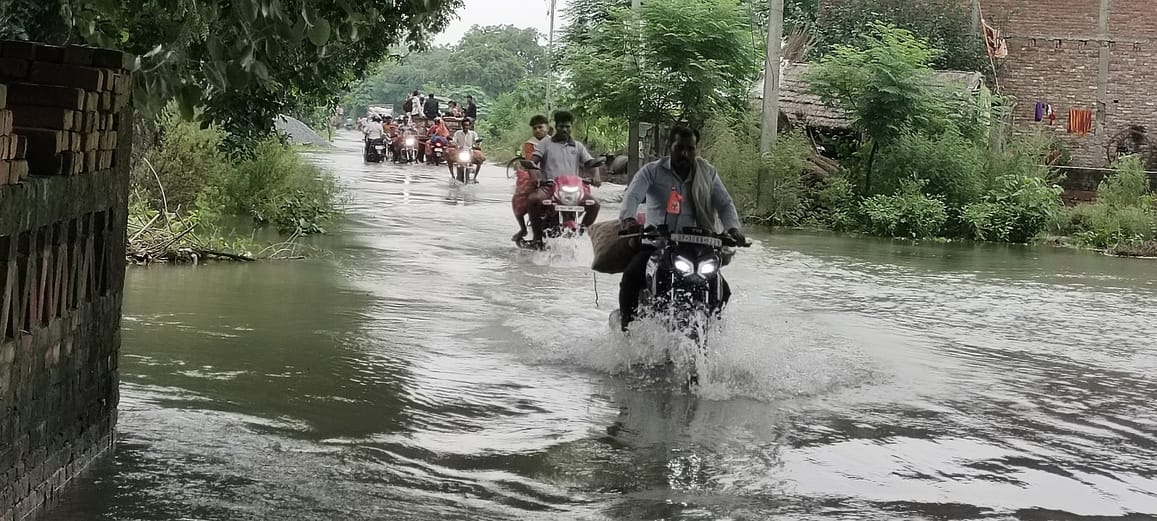Flood water also reached Kasganj and Hardoi road
