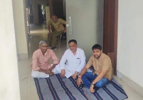 Nagar Panchayat Vice Chairman and Councilor staged a sit-in in the department's office regarding the problem of sewer overflow