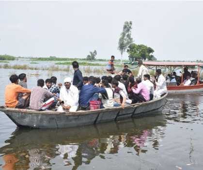 The wedding procession arrived by boat in the critical condition of flood
