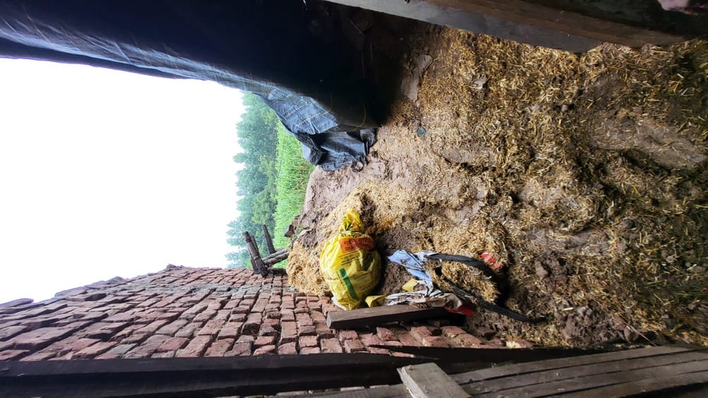 Rain took away the home of a poor family, they are forced to spend their days in a rented shop