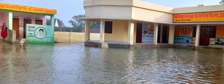 Flood water filled the Kachla-Nanakheda road, crops submerged