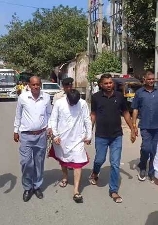 Police made the accused dressed in Ghaghra-Kurta roam around the market and identify the accused