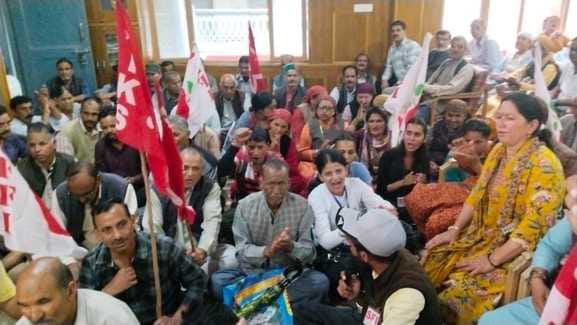 A protest rally was taken out on NH-5 in Rampur and the SDM office was cordoned off