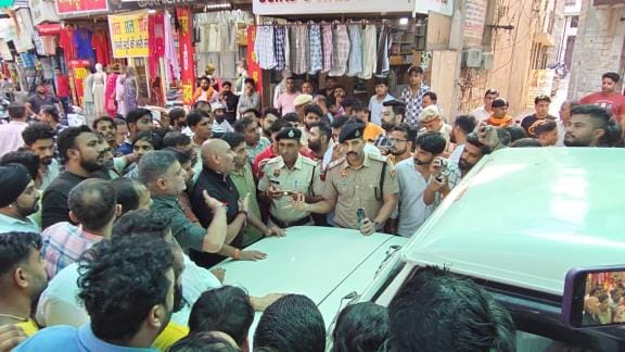 Half an hour of encirclement... During the removal of encroachments in Pratap Bazaar, an employee lost his mobile phone, and shopkeepers created a ruckus over the theft allegation.