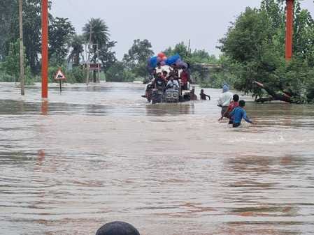 Malan's water level increased, water started flowing from the broken embankment