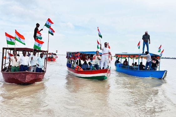 Tricolours fluttered on boats, slogans of Bharat Mata reverberated