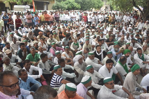 Farmers surrounded the collectorate with tractors and blocked the road