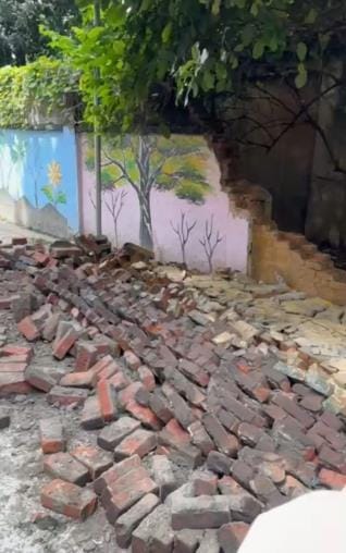 Gorakhpur News: The dilapidated boundary wall of the forest department office collapsed, head constable died after being buried under it