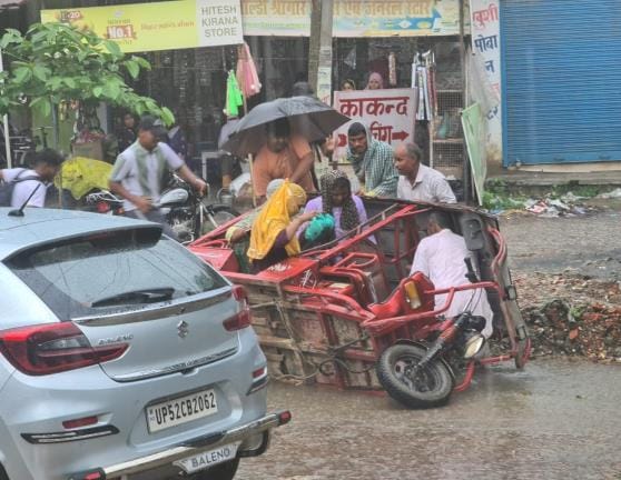 E-rickshaw overturns in pothole, five injured