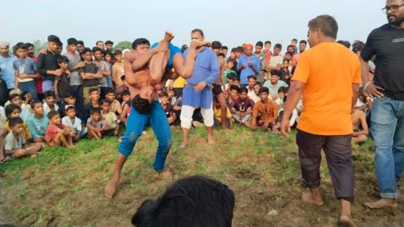 By using the dhobipat move, Jeetu showed Jaikumar the sky