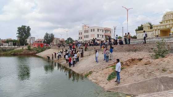 मौके पर मौजूद लोग