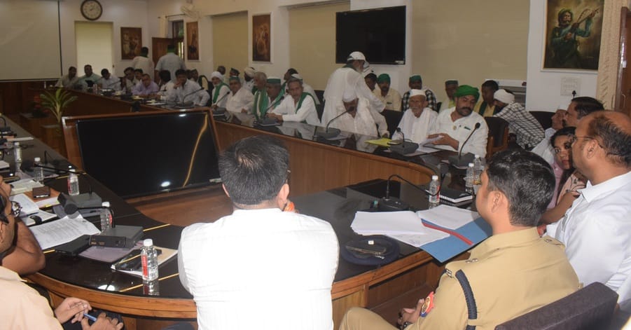 Farmers held eight hours long talks with DM and Managing Director of Electricity