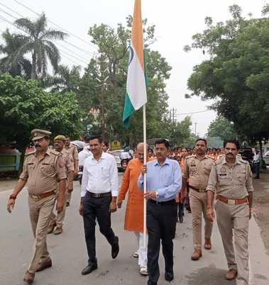 Students took out a tricolor rally and called for hoisting the tricolor on homes