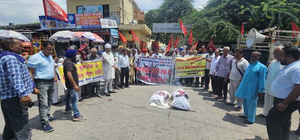Farmers' organizations burnt effigies of the Prime Minister and the US President