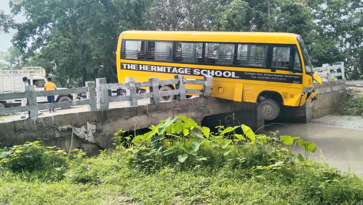 School bus hangs from bridge railing due to steering failure, children narrowly escape