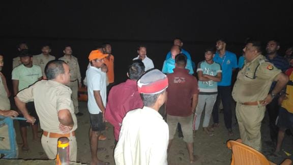 Boat engine stopped in the middle of Saryu river, rescue operation lasted for five and a half hours, 25 lives saved