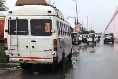 Automobiles are picking up passengers from near the bus stand