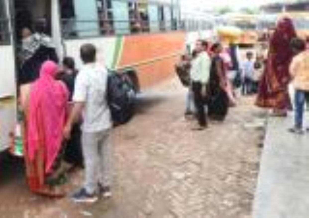 Siddharthnagar News : No arrangements for shade on roadways, passengers are getting wet