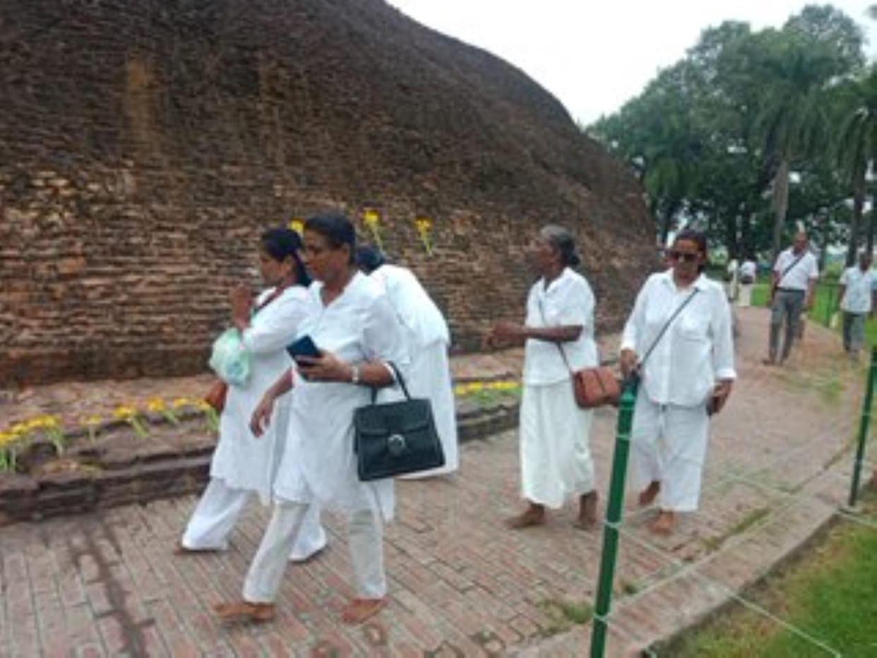 Tourists from Korea and Sri Lanka bowed their heads in front of the Buddha statue