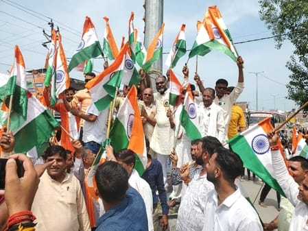 People came out with the tricolour in their hands, shouted slogans of Bharat Mata and Vande Mataram