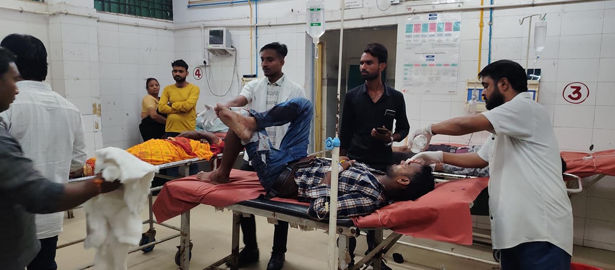 Horrific road accident on Shahganj road: 5 killed, 15 injured in collision between bus and truck