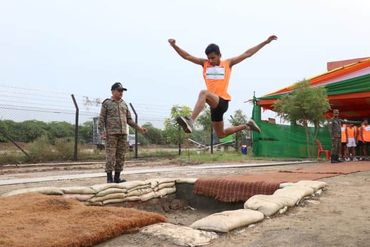 सेना भर्ती रैली में छलांग लगाता प्रतिभागी। (सांकेतिक तस्वीर))
