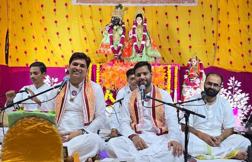 O mind, come to Shri Vrindavan, Shyam has come to our house...