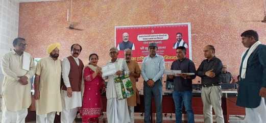Eligibility certificates were distributed to 120 families of Prajapati Samaj for digging soil