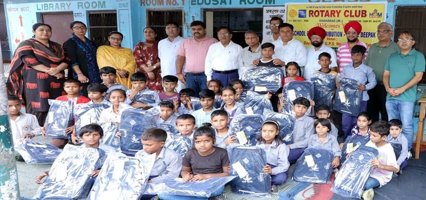 Rotary Club distributed 100 bags to children of government schools