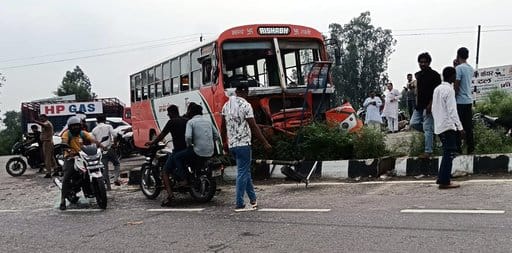 Bus and truck loaded with gas cylinders collide, 6 passengers injured