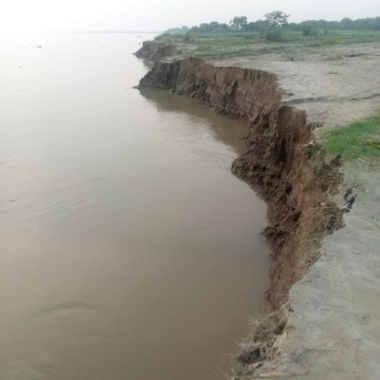 There has been a decrease in the water level of Ganga, one and a half bigha of land has been lost to erosion