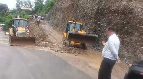 Tauni Devi-Uhal Kakkar link road remained closed for two hours due to landslide