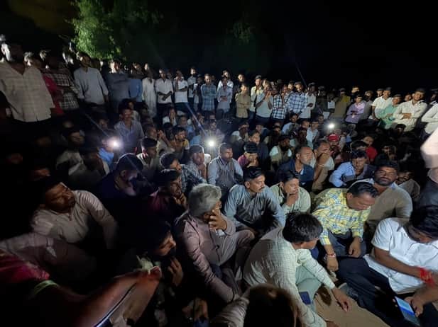 देर रात धरना स्थल पर कार्यकर्ता और ग्रामीण