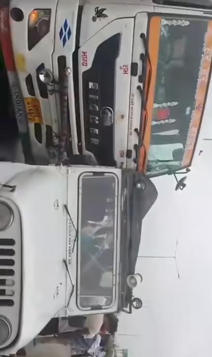 A trailer hit a police vehicle carrying a dead body, four policemen injured