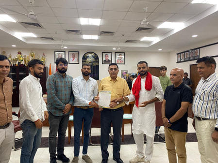 Student organizations held a meeting with the Vice Chancellor demanding action against the threatening teacher